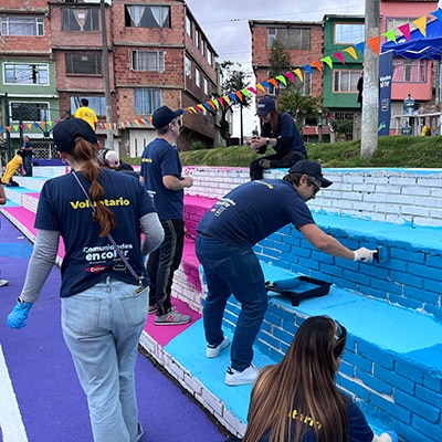 Dow and Pintuco volunteers in Colombia paint sports equipment