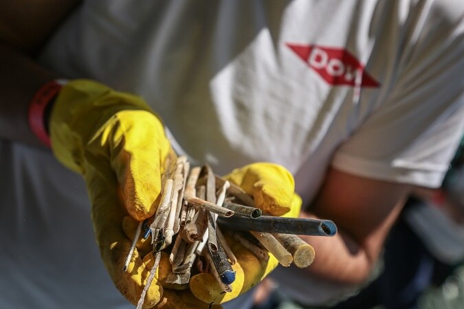 picture of hands with yellow gloves