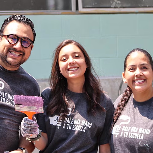 Dow volunteers in Mexico paint a school
