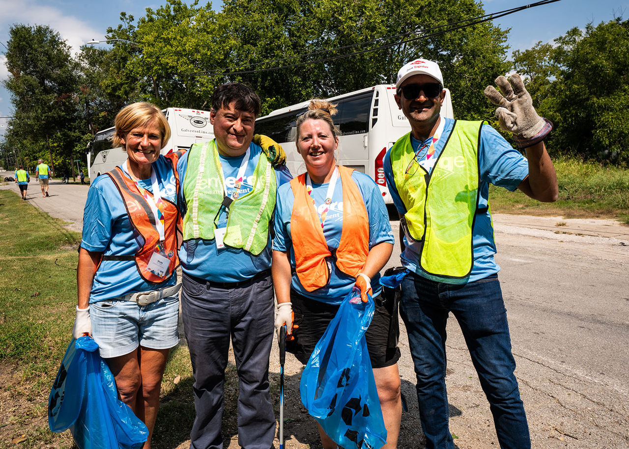 Dow volunteers at clean-up project