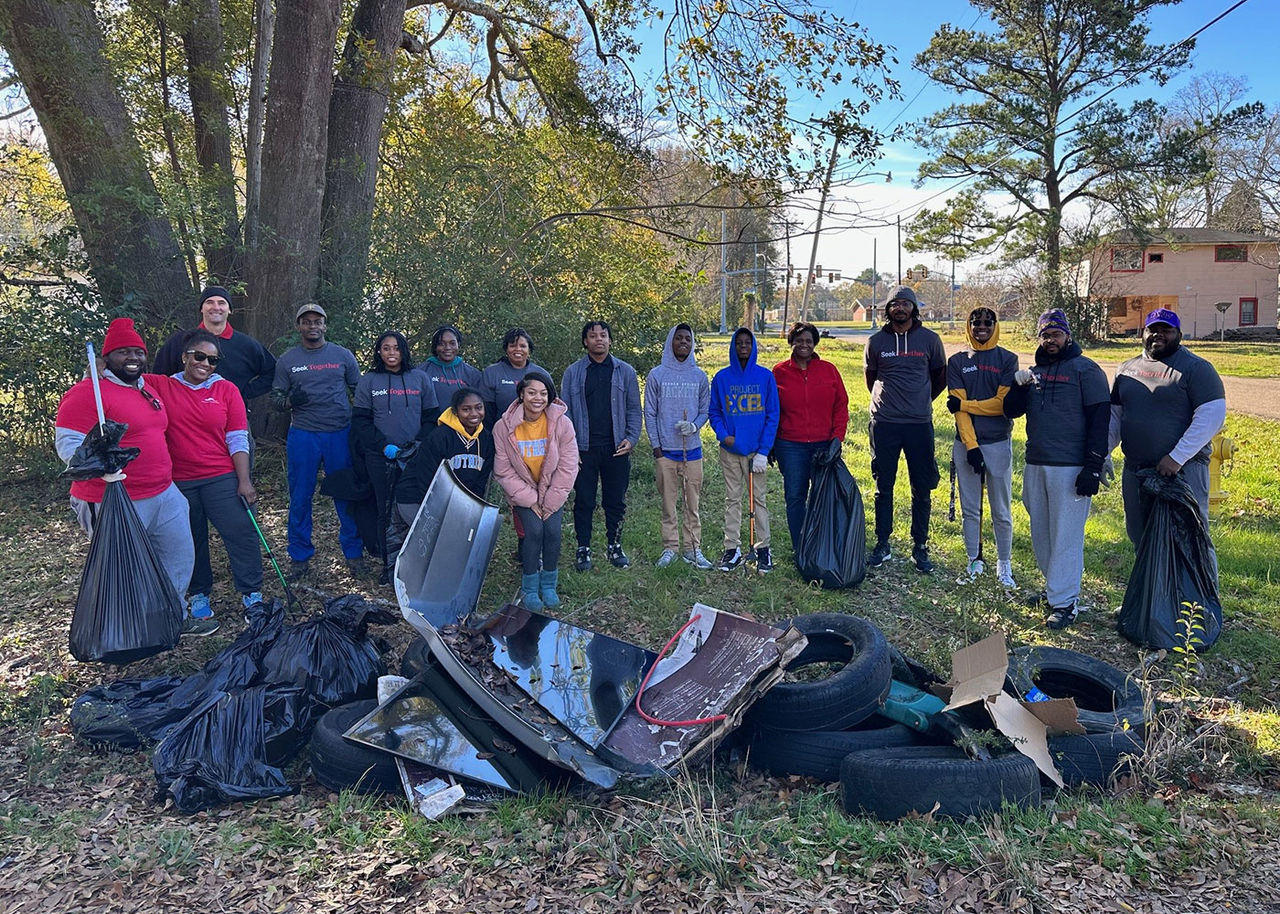 Dow volunteers at clean-up project