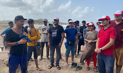 Dow employees join Afroz Shah, lawyer and sustainability advocate, and volunteer to remove waste from the environment in Mumbai, India, as part of #PullingOurWeight